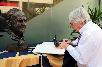 бюст и книга профессора Сида Уоткинса на Гран-при Сингапура 2012