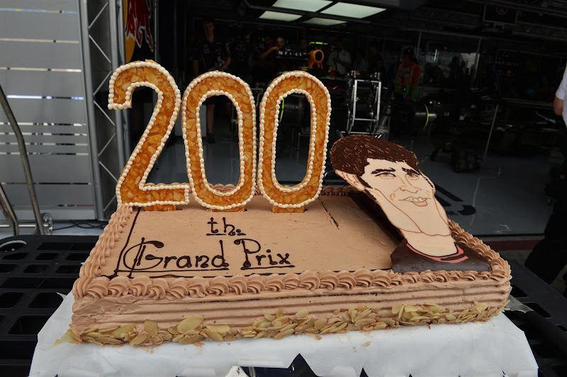 торт в честь 200-ого старта Марка Уэббера в Формуле-1 на Гран-при Бахрейна 2013