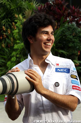 улыбающийся Серхио Перес и большой фотообъектив на Гран-при Малайзии 2012b