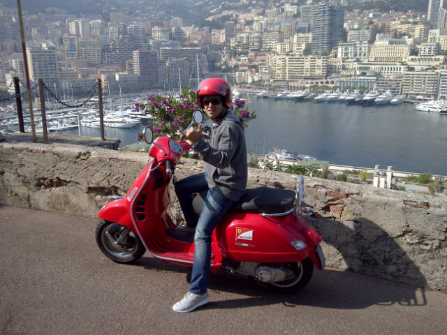 Фелипе Масса на мопеде Ferrari в Монако - конец марта 2012