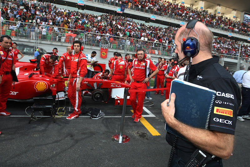 Эдриан Ньюи смотрит на болид Ferrari на стартовой решетке Гран-при Индии 2011