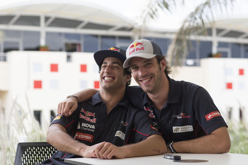 Даниэль Риккардо и Жан-Эрик Вернь обнимаются на Гран-при Бахрейна 2013