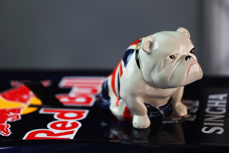 собачка Себастьяна Феттеля на болиде Red Bull на Гран-при Китая 2013