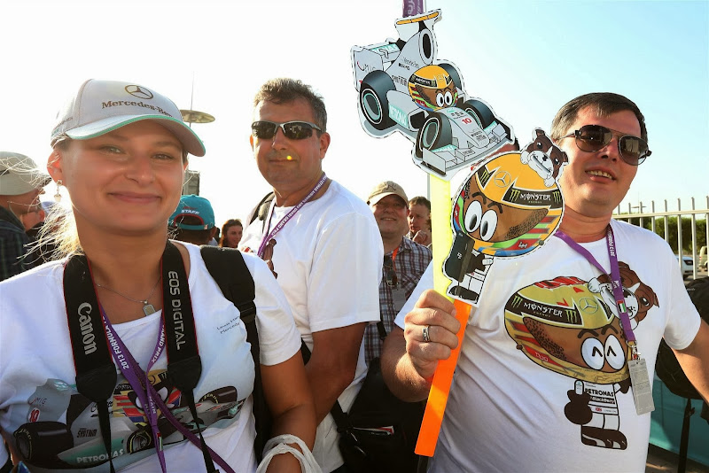 болельщики Льюиса Хэмилтона с атрибутикой MiniDrivers на Гран-при Абу-Даби 2013
