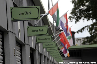 таблички над боксами: Джим Кларк, Йохен Риндт, Джузеппе Фарина на Нюрбургринге во время уикэнда Гран-при Германии 2011