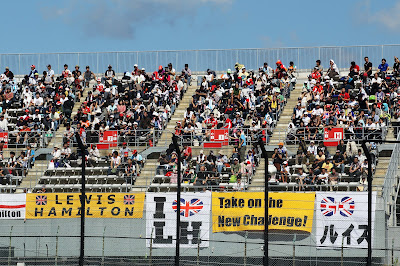 Take on the New Challenge! - баннеры болельщиков Льюиса Хэмилтона на трибунах Сузуки на Гран-при Японии 2012