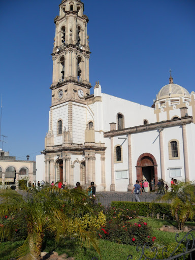 Parroquia de San Miguel Arcángel, Morelos 1, Zona Centro, 38980 Uriangato, Gto., México, Institución religiosa | GTO