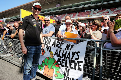 верим в Халка - баннер болельщиков Нико Хюлькенберга на Гран-при Испании 2014