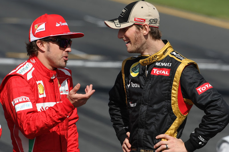 беседующие Фернандо Алонсо и Ромэн Грожан на Гран-при Австралии 2012