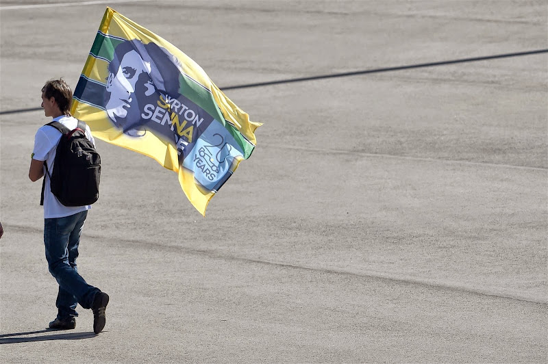 болельщик с флагом Айртона Сенны на Гран-при России 2014