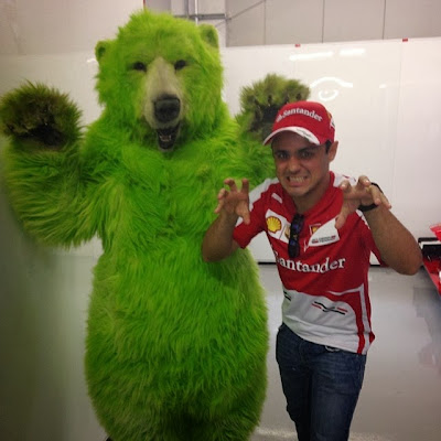 Фелипе Масса и зеленый медведь на Гран-при Японии 2013