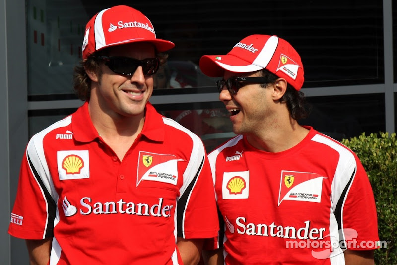 улыбающиеся Фернандо Алонсо и Фелипе Масса на Гран-при Италии 2011 в Монце