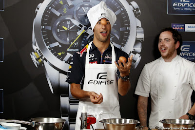 Даниэль Риккардо жонглирует яйцами на спонсорском мероприятии Edifice перед Гран-при Италии 2014