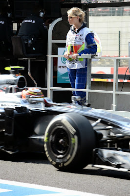 очаровательная пит-лэйн маршал и болид McLaren в Спа на Гран-при Бельгии 2014