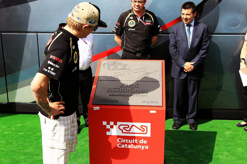 Кими Райкконен рассматривает монумент в свою честь на автодроме Каталунья на Гран-при Испании 2012