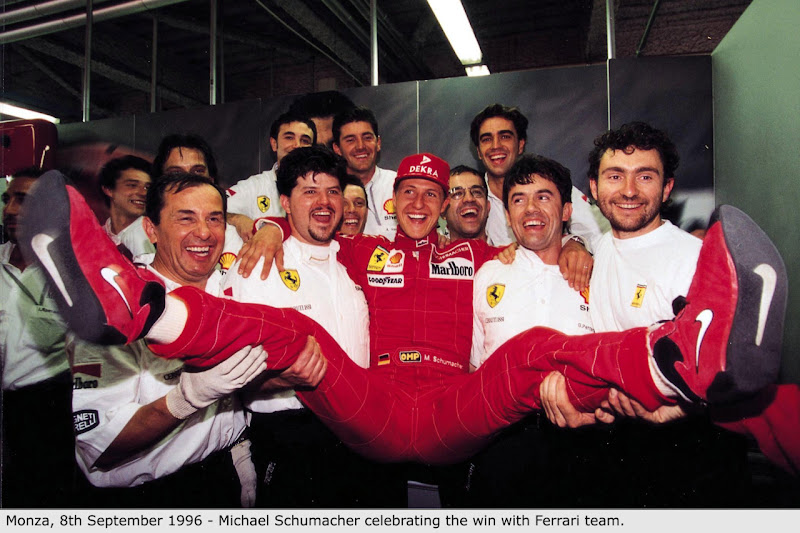 Михаэль Шумахер с механиками Ferrari празднуют победу в Монце на Гран-при Италии 1996