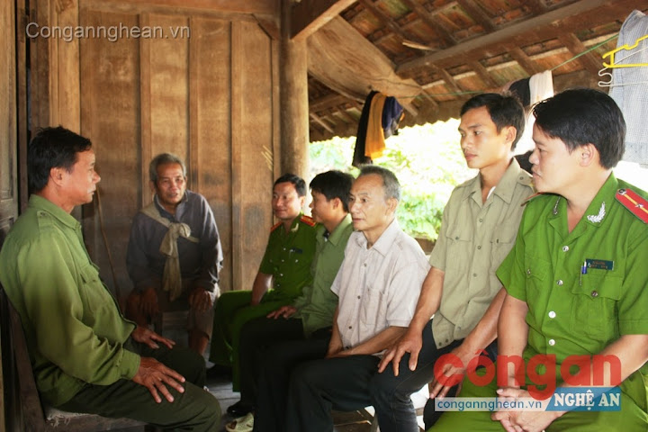 Lực lượng Công an xã Phà Đánh và Công an huyện Kỳ Sơn gặp gỡ, tranh thủ vai trò già làng, người có uy tín trong công tác giữ gìn ANTT tại địa bàn