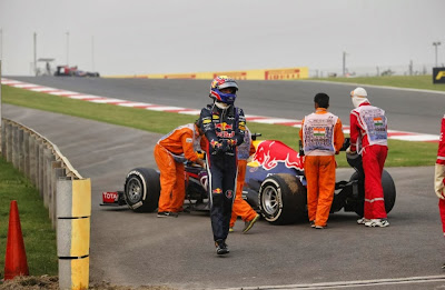 Марк Уэббер сходит с дистанции из-за механических проблем на своем Red Bull на Гран-при Индии 2013