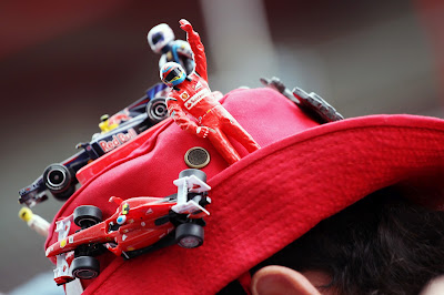 болельщик с шикарной шляпой на Гран-при Бельгии 2012