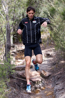 Марк Уэббер бегает по камням в национальном парке Freycinet в Тасмании 6 декабря 2011