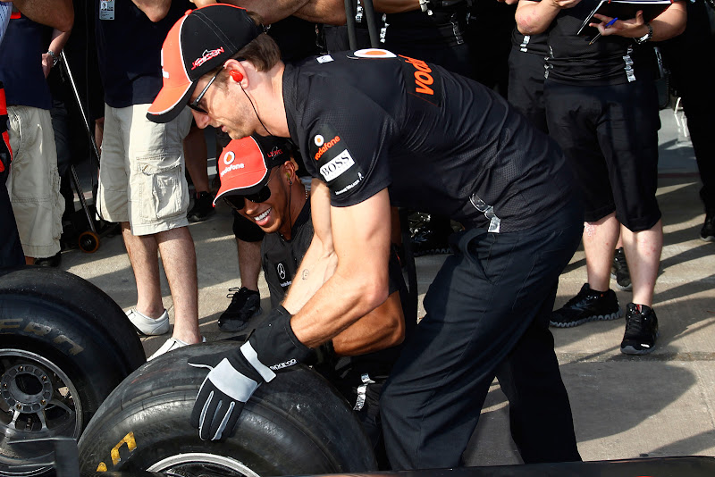 Льюис Хэмилтон и Дженсон Баттон меняют колесо на McLaren в Валенсии на Гран-при Европы 2011