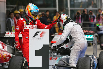Фернандо Алонсо дотрагивается до шлема Льюиса Хэмилтона после финиша Гран-при Китая 2014