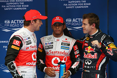 Дженсон Баттон и Себастьян Феттель не замечают Льюиса Хэмилтона после квалификации на Гран-при Кореи 2011