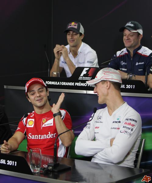 веселящиеся Фелипе Масса и Михаэль Шумахер на пресс-конференции в четверг на Гран-при Бразилии 2011