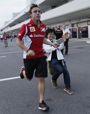 бегущий Фернандо Алонсо и болельщик на Гран-при Японии 2012