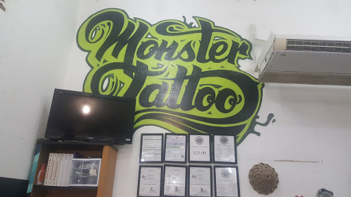 Monster Tattoo Cancun, Plaza Coral Negro, Local 15, Boulevard Kukulcan Km. 9.5, Zona Hotelera, 77500 Cancún, Q.R., México, Tienda de piercings | SON