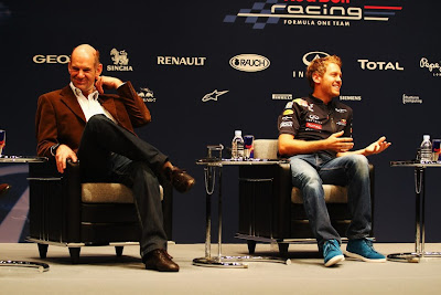 Эдриан Ньюи и Себастьян Феттель на пресс-конференции Red Bull в Йокогаме