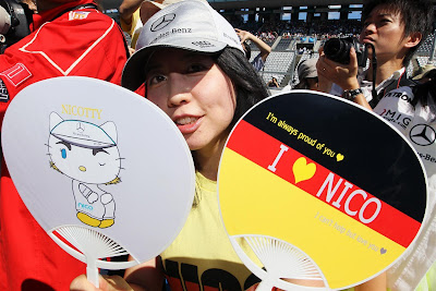 Nicotty @wisteriawave - болельщица Нико Росберга с веерами на Гран-при Японии 2012