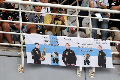 баннер в поддержку Кими Райкконена от болельщиков на трибене Куала-Лумпура на Гран-при Малайзии 2012