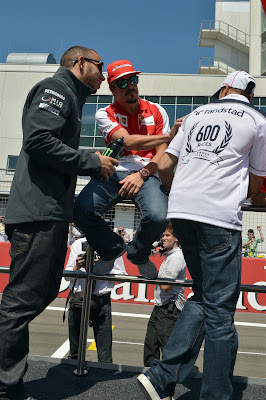 Льюис Хэмилтон и Фернандо Алонсо рассматривают футболку Пастора Мальдонадо Williams 600 на параде пилотов Нюрбургринга на Гран-при Германии 2013