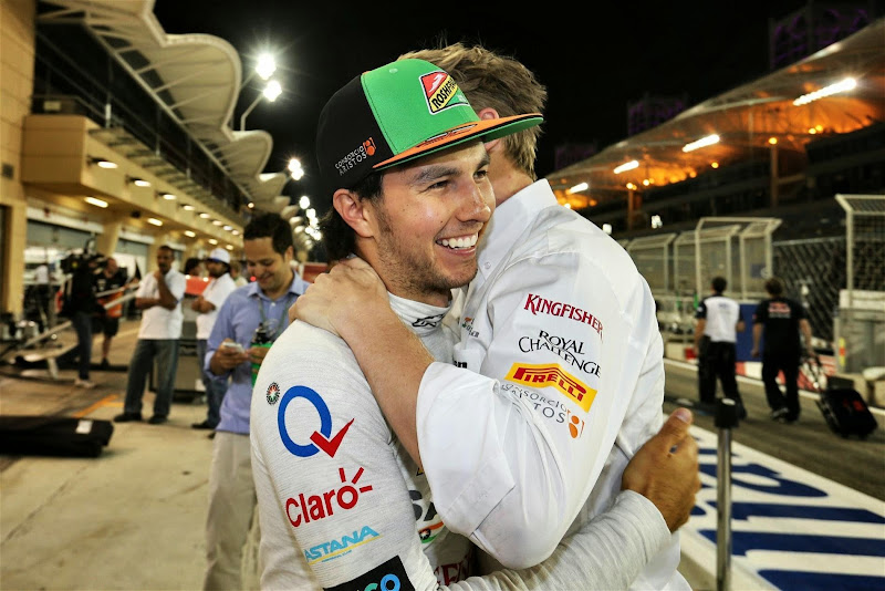 Серхио Перес и Нико Хюлькенберг обнимаются на Гран-при Бахрейна 2014