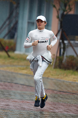 бегущий под дождем Нико Росберг в пятницу на Гран-при Кореи 2011