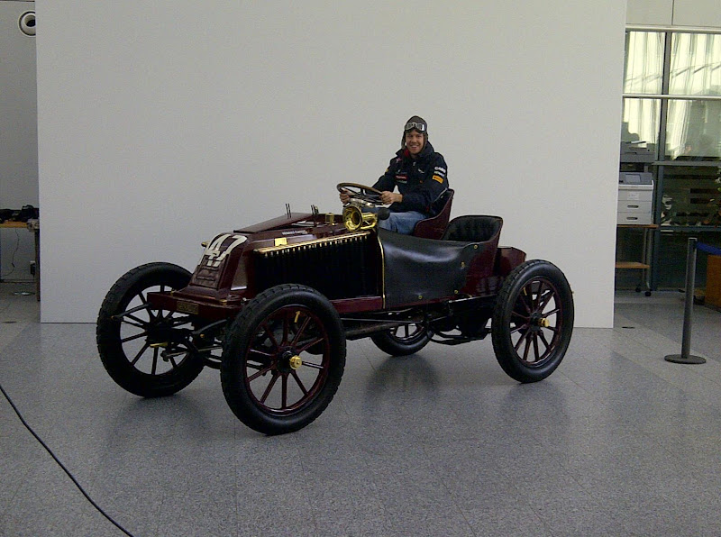 Себастьян Феттель на Renault Type K 1902 года в техническом центре Renault