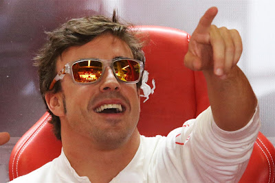 Фернандо Алонсо показывает палец на Гран-при Японии 2012