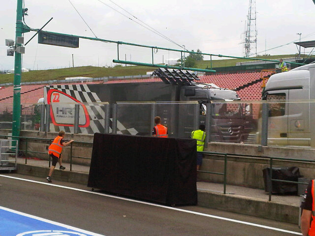 грузовик команды HRT сбил стартовые огни Хунгароринга на Гран-при Венгрии 2011