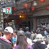 九份老街入口處,人頭湧湧。 九份老街入口處,人頭湧湧。