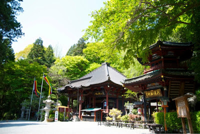 朝10時の水沢観音寺境内 朝10時の水沢観音寺境内