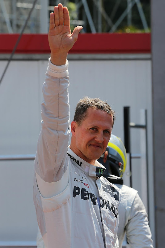 Михаэль Шумахер приветствует болельщиков после квалификации на Гран-при Монако 2012