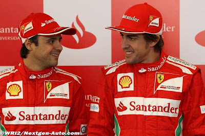 улыбающиеся Фелипе Масса и Фернандо Алонсо на Гран-при Китая 2012
