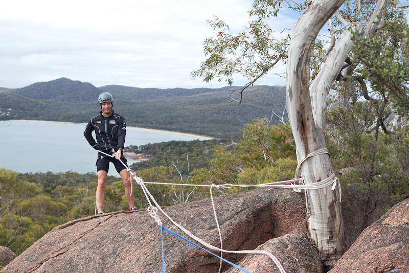 Марк Уэббер занимается скалолазанием в Freycinet National Park в Тасмании 5 декабря 2011