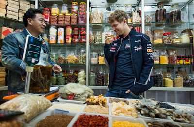 Себастьян Феттель пробует местный напиток перед Гран-при Китая 2013