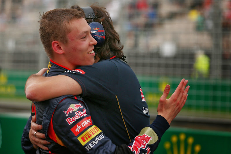 Даниил Квят обнимается с механиком Toro Rosso после квалификации на Гран-при Австралии 2014