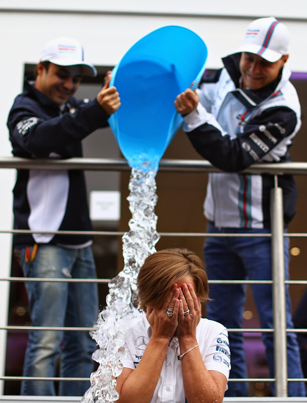 Фелипе Масса и Вальтери Боттас обливают Клэр Уильямс ледяной водой - ALS Ice Bucket Challenge на Гран-при Бельгии 2014