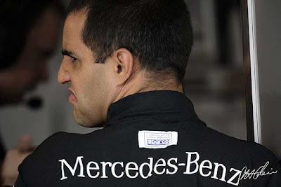 Хуан Пабло Монтойя со спины в комбинезоне Mercedes-Benz