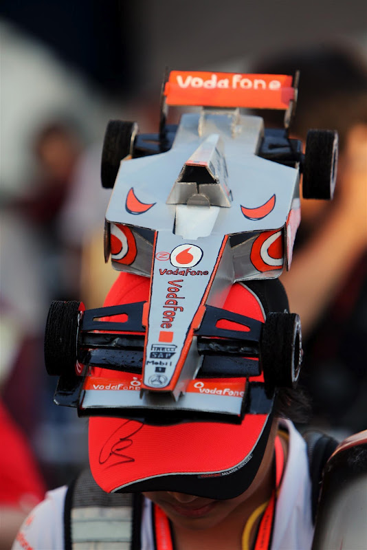 болельщица Льюиса Хэмилтона и McLaren с болидом на кепке на Гран-при Японии 2012