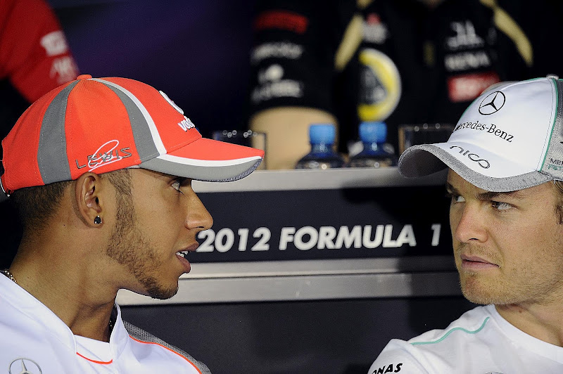 Льюис Хэмилтон и Нико Росберг смотрят друг на друга на пресс-конференции в четверг на Гран-при Бахрейна 2012